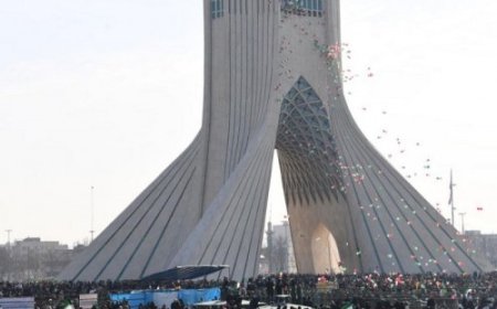 1979 की इस्लामी क्रांति की वर्षगांठ मनाने के लिए पूरे ईरान में सामूहिक रैलियां आयोजित