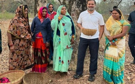 राहुल गांधी ने की महुआ बीनने वाली महिलाओं से चर्चा