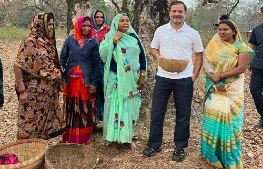 राहुल गांधी ने की महुआ बीनने वाली महिलाओं से चर्चा