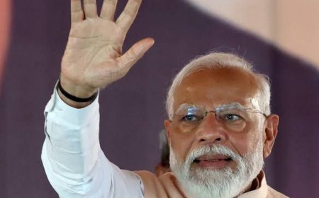 प्रधानमंत्री मोदी वाराणसी पहुंचे, मातृशक्ति सम्मेलन में होंगे शामिल