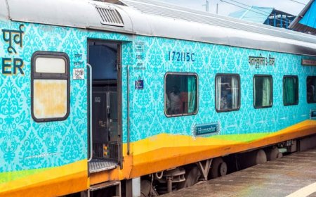 मथुरा जंक्शन पर मंगला एक्सप्रेस ट्रेन का एसी कोच में कूलिंग कम से यात्रियों ने काटा हंगामा