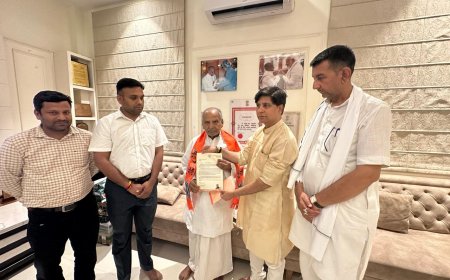 प्रधानमंत्री मोदी का पत्र काशी में बुद्धजीवी समाज में बांट रहे भाजपा के कार्यकर्ता