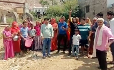 भीषण गर्मी में सुचारू पेयजल आपूर्ति नहीं, लोगों का गुस्सा फूटा और जमकर किया विरोध प्रदर्शन