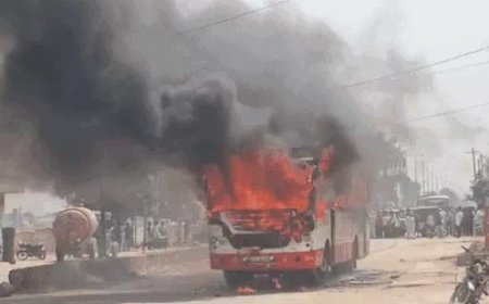 लोक परिवहन की बस ने साइकिल सवार को कुचला, गुस्साए ग्रामीणों ने तोड़फोड़ कर लगाई आग, शव को लेकर सड़क पर बैठे