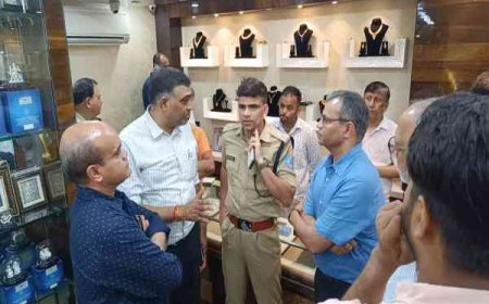 जमशेदपुर में ज्वेलरी शॉप से 50 लाख के गहने लूटे, दो लाख नकदी भी ले गए