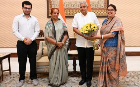 स्मृति ईरानी और स्वाति मालीवाल सहित 13 लोगों ने उपराष्ट्रपति से की मुलाकात