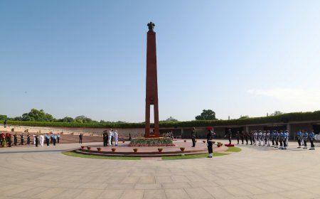 प्रधानमंत्री पद की शपथ से पहले नरेन्द्र मोदी ने देश के वीर जवानों को श्रद्धा सुमन अर्पित किए