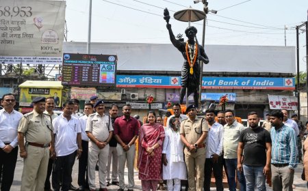 उपायुक्त, एसएसपी ने अर्पित की भगवान बिरसा मुंडा को श्रद्धांजलि