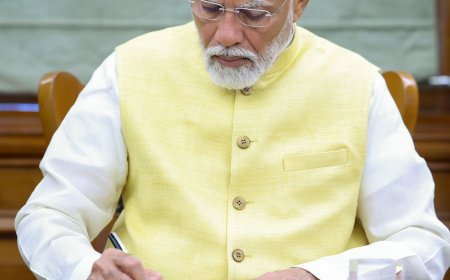 प्रधानमंत्री मोदी ने पदभार संभालते ही किसान सम्मान निधि की फाइल पर किए हस्ताक्षर