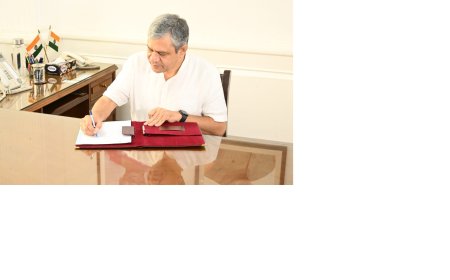 अश्विनी वैष्णव ने सूचना एवं प्रसारण मंत्रालय की बागडोर संभाली