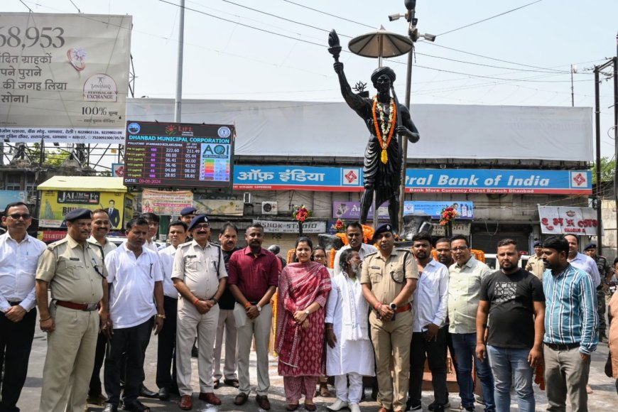 उपायुक्त, एसएसपी ने अर्पित की भगवान बिरसा मुंडा को श्रद्धांजलि