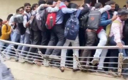 भारत में बेरोज़गारी: सरकारी नौकरी की तलाश और शिक्षा की कमी