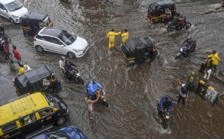 मुंबई बारिश अपडेट्स: फ्लाइट्स और लोकल ट्रेनों में रुकावटें