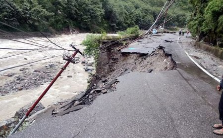 उत्तराखंड  में  एक  बार  फ़िर  बारिश  का  कहर , मलबे  के  नीचे  दबे  मकान  और  तीन  दिन  तक  स्कूल  भी  रहेंगे  बंद!