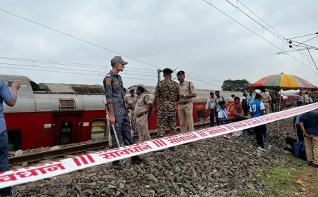 विपक्ष ने झारखंड ट्रेन दुर्घटना पर केंद्र सरकार को घेरा, रेल मंत्री पर हमला बोला
