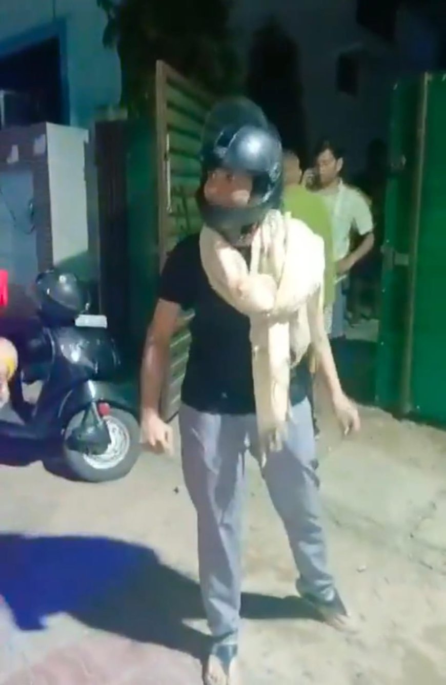 अपनी दबंगई दिखाते हुए लखनऊ की महिला कांस्टेबल ने पड़ोसियों को चप्पल से मारा! वीडियो हुआ सोशल मीडिया पर वायरल