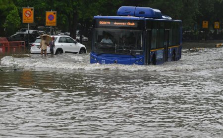 दिल्ली में भारी बारिश के चलते सभी स्कूल आज बंद, यातायात बाधित