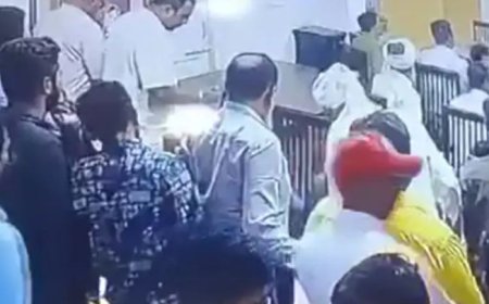 गुजरात में कांग्रेस नेता द्वारा दलित महिला आईबी अधिकारी को जान बूझकर कुर्सी से गिराने की साज़िश