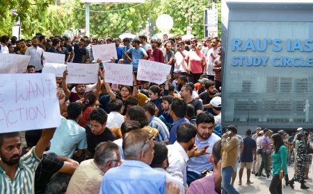 दिल्ली में कोचिंग सेंटर में तीन UPSC छात्रों की मौत: एमसीडी और फायर डिपार्टमेंट पर लापरवाही का आरोप