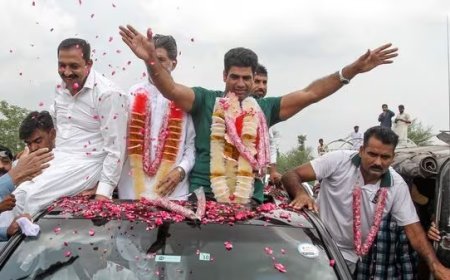 अरशद नादम को नकदी पुरस्कार और होंडा सिविक कार के साथ सम्मानित किया गया