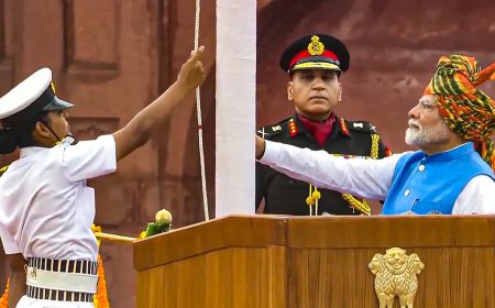 लाल किले  से  स्वर्णिम  भारत  के  लिए  जोशीले  PM  मोदी  का  नया  डिजाइन