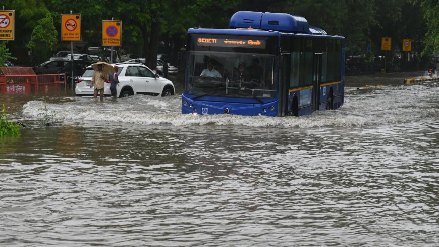 दिल्ली में भारी बारिश के चलते सभी स्कूल आज बंद, यातायात बाधित