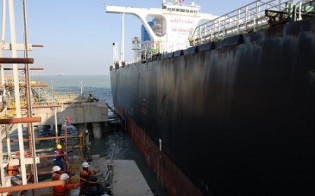 अदाणी पोर्ट्स ने मुंद्रा बंदरगाह पर भारत के पहले पूर्णतः भरे हुए कच्चे तेल वाहक पोत का स्वागत किया