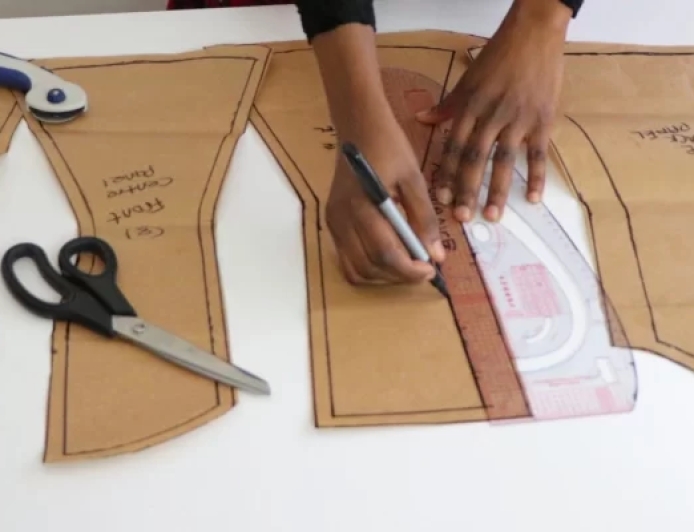 फैशन में बनावट संबंधी बारीकियां: स्पर्श और दृश्य गहराई के माध्यम से शैली को निखारना