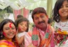 मनोज तिवारी ने परिवार संग खेली होली, शेयर कीं खूबसूरत तस्वीरें