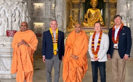 अमेरिकी राजदूत सर्जियो गोर ने स्वामीनारायण अक्षरधाम मंदिर में किए दर्शन, होली की दीं शुभकामनाएं