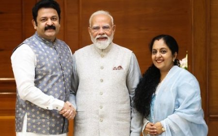 'नन्हे दोस्त के साथ,' प्रधानमंत्री नरेंद्र मोदी ने सोशल मीडिया पर बच्चे के साथ शेयर की तस्वीर