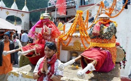 'हर-हर गंगे' के जयकारों के बीच निकली मां गंगा की उत्सव डोली, अक्षय तृतीया के दिन से श्रद्धालु कर पाएंगे दर्शन