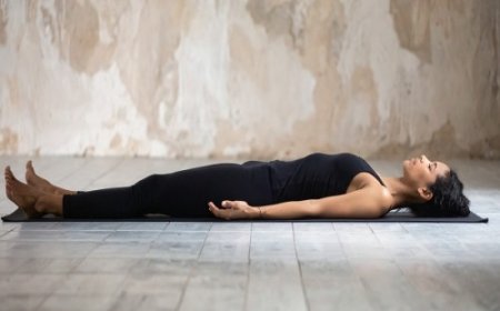 तनाव और थकान को कहना है अलविदा तो आज से ही आजमाएं शवासन