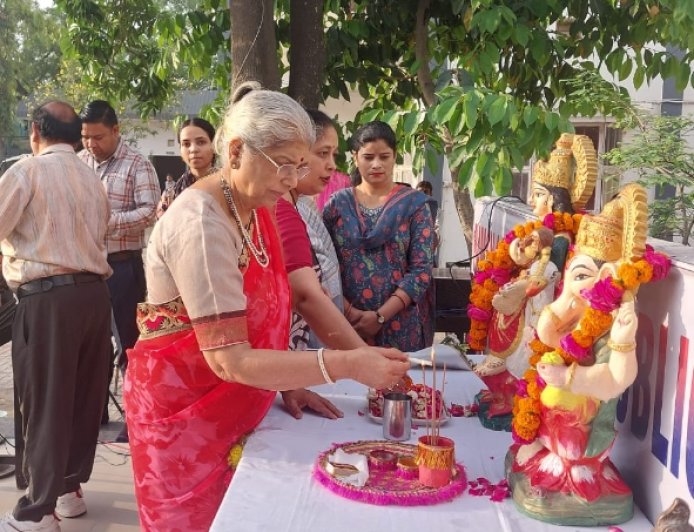 नई शुरुआत, नए संकल्प: सरस्वती वंदना के साथ रमनलाल शोरावाला पब्लिक स्कूल में नव सत्र का भव्य शुभारम्भ
