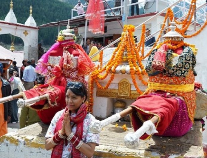 'हर-हर गंगे' के जयकारों के बीच निकली मां गंगा की उत्सव डोली, अक्षय तृतीया के दिन से श्रद्धालु कर पाएंगे दर्शन