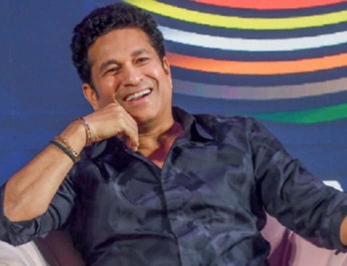 'सच्चे भारत रत्न', महाराष्ट्र के मुख्यमंत्री देवेंद्र फड़णवीस ने सचिन तेंदुलकर को जन्मदिन की बधाई दी