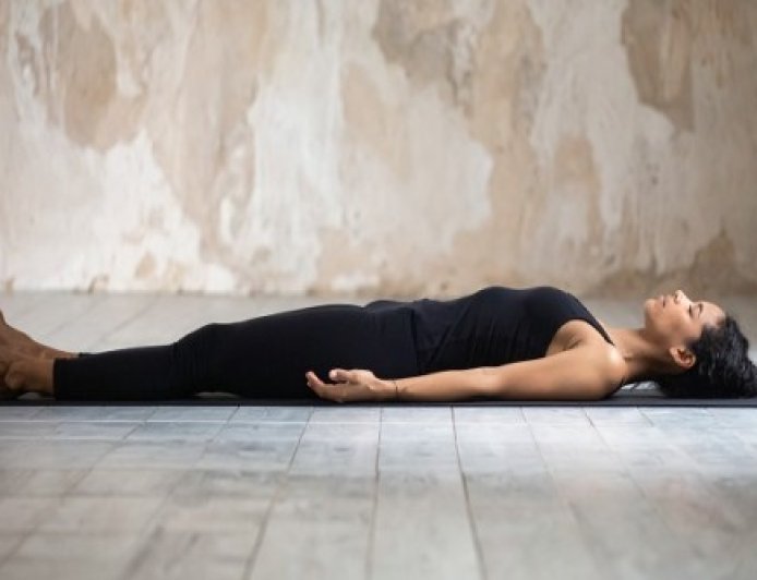 तनाव और थकान को कहना है अलविदा तो आज से ही आजमाएं शवासन