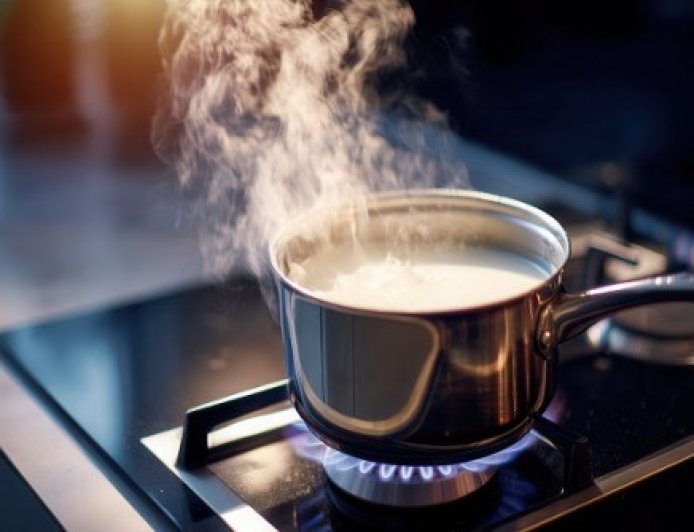 किचन के बर्तन भी तय करते हैं सेहत, जानें दूध उबालने में सही विकल्प चुनना क्यों हैं जरूरी