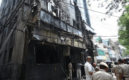 दिल्ली के मालवीय नगर में भीषण अग्निकांड: फ्लोरिश स्टे होटल में 21 की मौत, कई विदेशी नागरिक भी शामिल, फायर NOC के बिना चल रहा था होटल