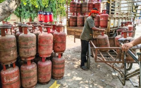 सरकार ने उज्ज्वला योजना के एलपीजी रिफिल की संख्या घटाकर सालाना 4 की