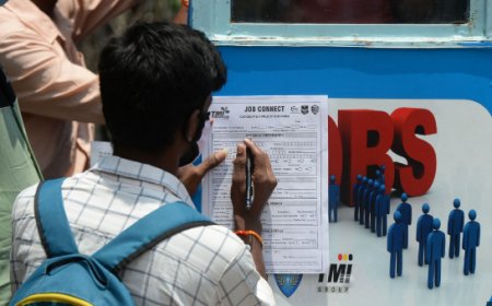 विकास की चमक में बेरोजगारी का सवाल दब गया है?
