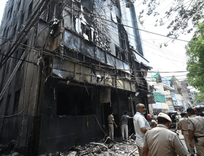 दिल्ली के मालवीय नगर में भीषण अग्निकांड: फ्लोरिश स्टे होटल में 21 की मौत, कई विदेशी नागरिक भी शामिल, फायर NOC के बिना चल रहा था होटल