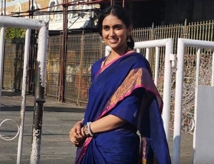 कृति सेनन ने फिल्म की सफलता और रिंकू राजगुरु ने जन्मदिन पर लिया भगवान वेंकटेश्वर का आशीर्वाद