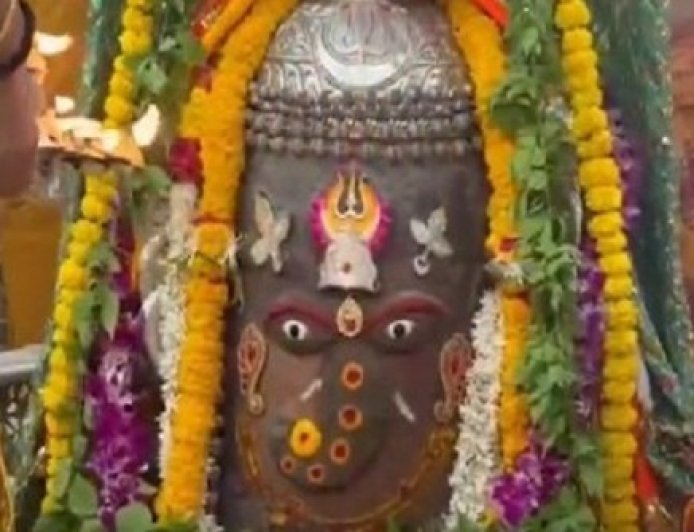 गणेश स्वरूप में सजे बाबा महाकाल, भस्म आरती में शामिल हुए हजारों श्रद्धालु