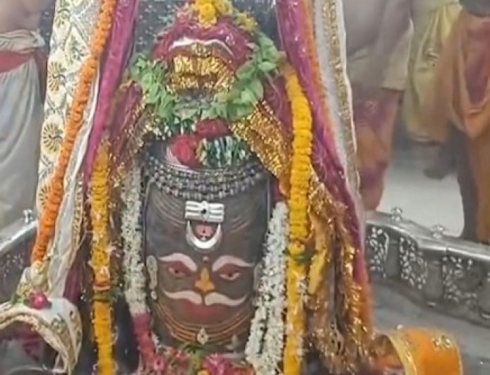 मस्तक पर चंद्रमा, त्रिपुंड और त्रिनेत्र से सुशोभित बाबा महाकाल, दर्शन को उमड़े श्रद्धालु