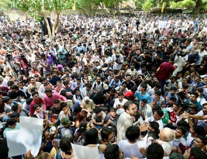 परीक्षा पेपर लीक विवाद पर जंतर-मंतर में प्रदर्शन, शिक्षा व्यवस्था में जवाबदेही की मांग तेज