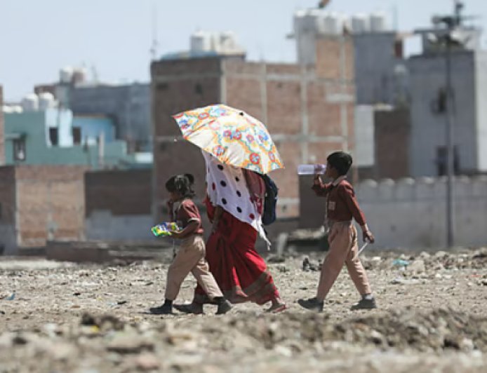 देश की उपलब्धियां लोगों की रोजमर्रा की चुनौतियों को ढक देती हैं?