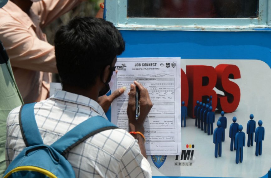 विकास की चमक में बेरोजगारी का सवाल दब गया है?