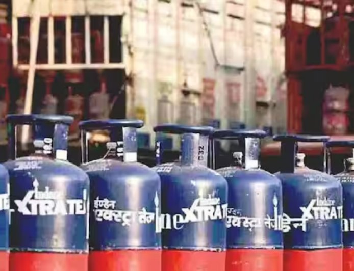 सस्ता हुआ कमर्शियल गैस सिलेंडर, बदले पेट्रोलियम टैक्स... लेकिन क्या आम आदमी को मिलेगी राहत?