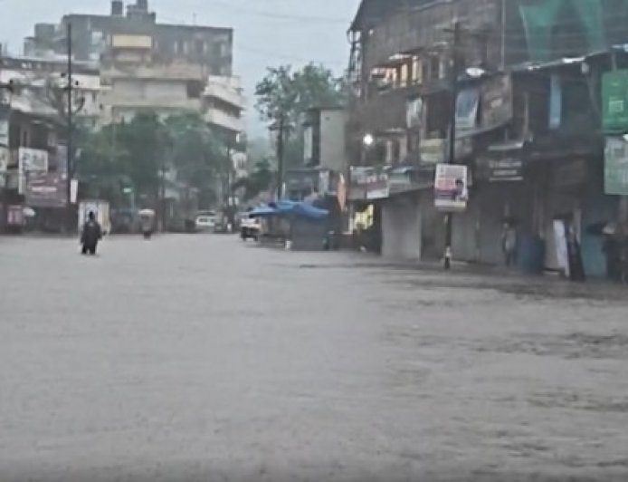 भारी बारिश और भूस्खलन से पुणे-मुंबई संपर्क बाधित, एक्सप्रेसवे और पुराना हाईवे अगले आदेश तक बंद